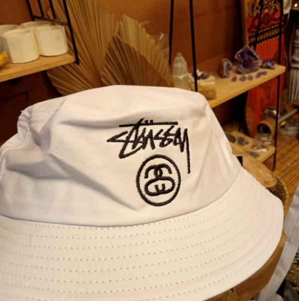 Topi fisherman dengan logo merek